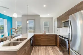 Corporate Condo | Queen Bed | W 7th | 30+ Days - Image 5