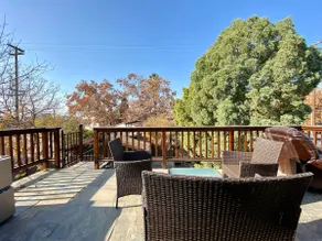 1920s historic 2bed/1bath top floor suite w/views - Image 2