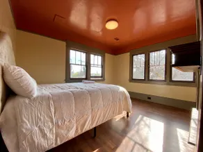 1920s historic 2bed/1bath top floor suite w/views - Image 4