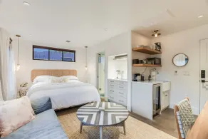 The FROG: Chic 2 bed/1 bath guest house w/ parking - Image 2