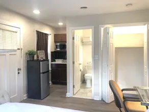 WALK TO METRO/ENTIRE SINGLE HOUSE/3 MASTER BEDRMS - Image 3