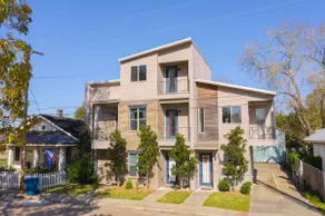 Modern downtown condo - Image 2