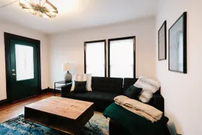 2BR in Duplex Dtwn Urbana / 1GB WiFi + Roomy Yard - Image 2