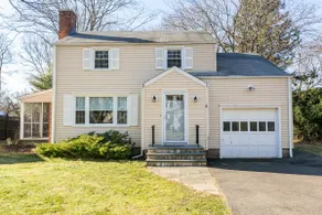 Peaceful Suburban Colonial w/New Kitchen. - Image 3