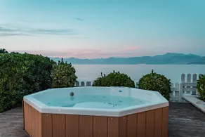 Neptune Sea House - Beachfront - Image 5