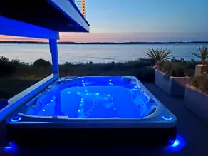 Hamptons Waterfront Escape/ Hot Tub/ Resort Style - Image 2