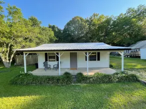 Country Cottage with fenced in backyard - Image 2