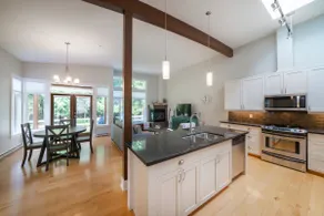 Beachwood House, 5 min to Rathtrevor Beach - Image 3