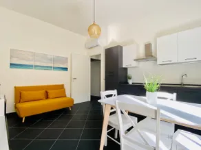 GuestHost - Cosy Flat with Sea View Balcony - Image 2