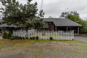 Spacious 2 bedroom unit with yard & firepit. - Image 5