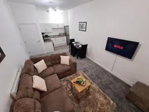 City Views Luxurious Apartment - Image 2