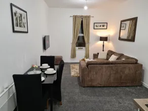 City Views Luxurious Apartment - Image 3