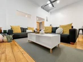 Stylish 3 Bedroom Overlooking CBD King Bed - Image 2
