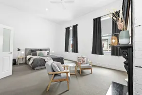Stylish 3 Bedroom Overlooking CBD King Bed - Image 4