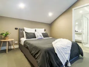 Stunning Apartment perfect for works stays - Image 4