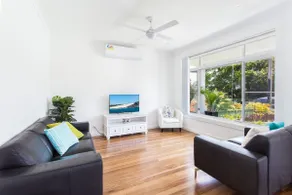 Modern 4 bed house lake front excellent reviews! - Image 2