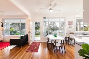 Modern 4 bed house lake front excellent reviews! - Image 3