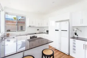 Modern 4 bed house lake front excellent reviews! - Image 5