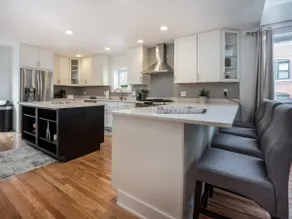 Wicker Park : Stylish Comfort Meets Urban Ease - Image 4
