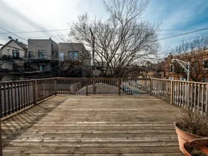 Wicker Park : Stylish Comfort Meets Urban Ease - Image 5
