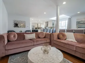 Wicker Park : Stylish Comfort Meets Urban Ease - Image 2
