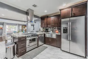 4BR/2Ba-MedDistrct/Uptown-2KingBeds- SmartTV - Image 4