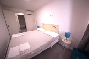 Best Location - Deluxe 2 bedroom apartment - Image 2