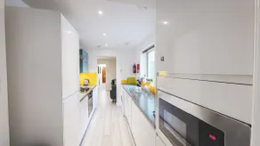 Spacious 4-bed house in Crewe by 53 Degrees Property, ideal for Contractors & Business, FREE parking - sleeps 7 - Image 2