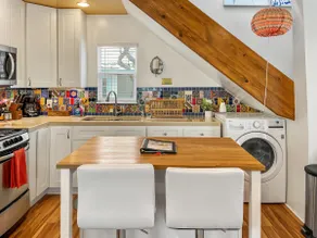 Colorful Artistic Cabin in Canyon Lake! - Image 3