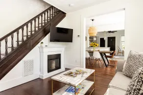 Renovated Townhouse walk to all - Image 4