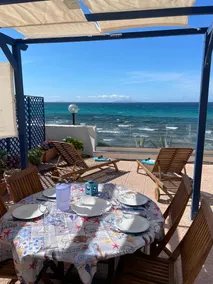 Sea front apartment with private access to beach - Image 2