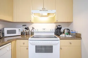 10 min to MIA Modern 1BR w/Parking Washer/Dryer - Image 4