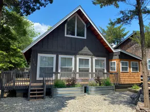 Cozy, modern A-frame, steps to the beach - Image 3