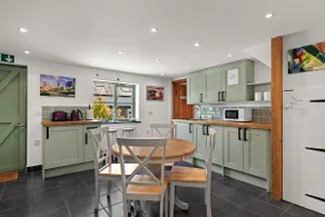 Large coastal barn, groups/families love our place - Image 4