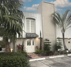 Ocean Breeze Luxurious and Stylish Townhouse - Image 2