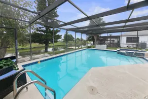 Large Lakefront property with large Heated pool. - Image 3