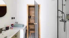 3 Bedroom Apt for 8 w/ Sauna&Balcony, City Centre - Image 2
