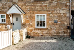 Luxury Stay, Aircon, Central, Parking, Garden - Image 2
