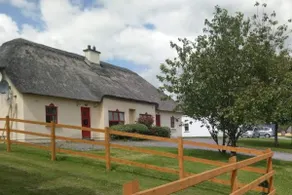 Traditional Cozy Thatched Cottage - 1.5km to Town - Image 2
