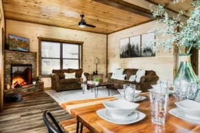 Great location! Cabin w/Game Room & Hot tub - Image 4