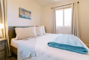 Cozy Yellow Home - 2BD near Zion - Image 2