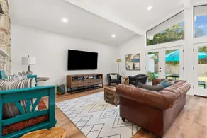 Updated on an Acre — 1 mile to Gruene + the River! - Image 2
