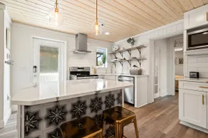 Urban Nest. Luxe Loft Downtown Butler. Walk to dining and Shopping. - Image 2