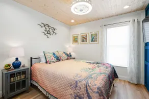 Urban Nest. Luxe Loft Downtown Butler. Walk to dining and Shopping. - Image 5