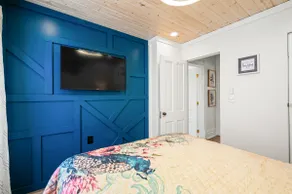 Urban Nest. Luxe Loft Downtown Butler. Walk to dining and Shopping. - Image 3