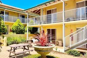 Higgins Lane Motel - Image 2