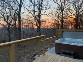 Rustic Coyote Ridge Cabin with a Hot Tub - Image 2