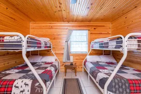 Rustic Coyote Ridge Cabin with a Hot Tub - Image 4