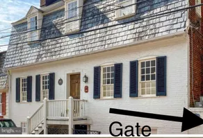 Secluded Cozy Cottage in Historic Downtown - Image 3