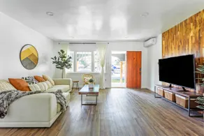 Sable House - Stunning Private Home, Huge Backyard - Image 4